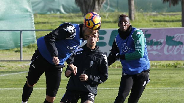 Héctor Rodas despeja un balón frente a Caballero