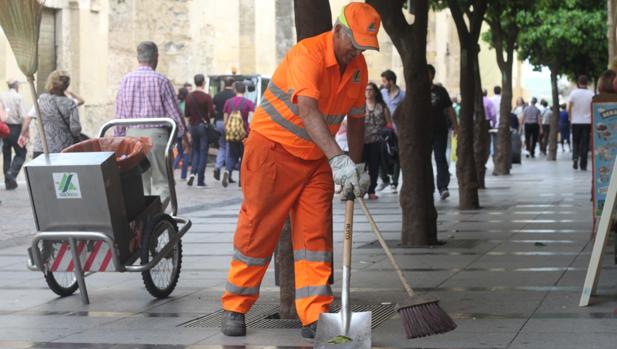 Un trabajador de Sadeco barre en el entorno de la Mezquita-Catedral