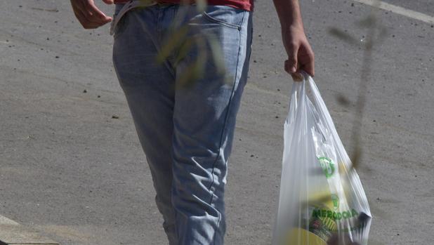 Un joven portando bebidas alcohólicas