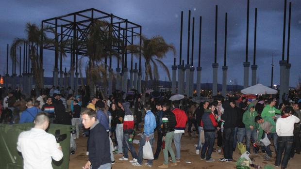 Uno de los botellones que se celebraban en El Arenal con motivo de la fiesta de la primavera cordobesa