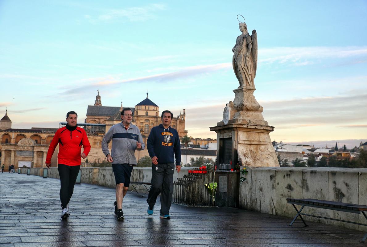 Rajoy, Nieto y Moreno Bonilla, en su caminata por el Puente Romano