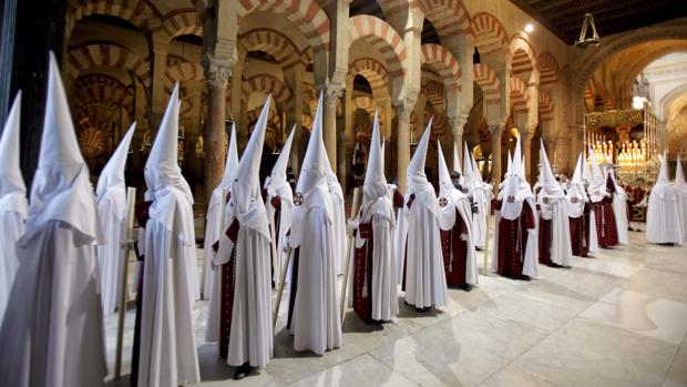 Nazarenos de Semana Santa en el interior de la Mezquita-Catedral