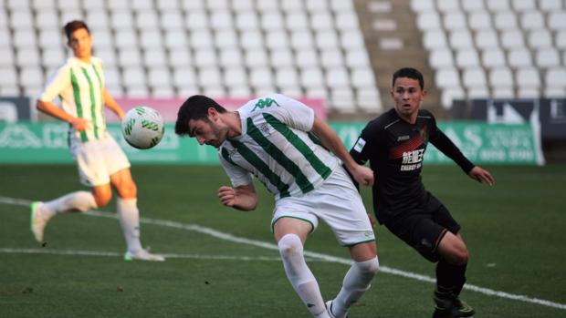 Pablo Vázquez corta una pelota