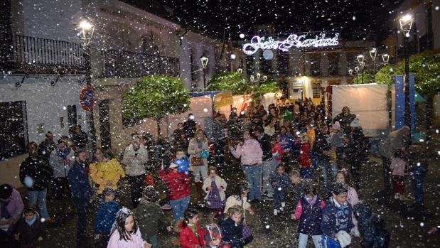 La plaza de la Constitución de Almodóvar del Río se cubrió ayer de nieve