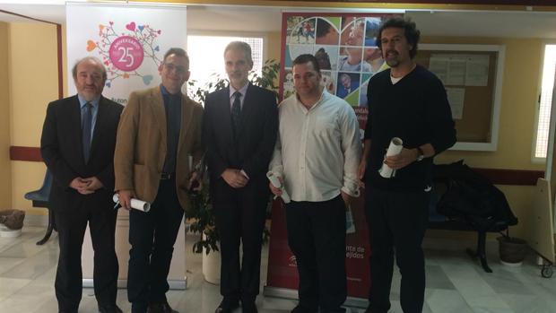 El consejero de Salud, en el centro, junto al equipo de ABC Córdoba y al director-gerente del SAS, José Manuel Aranda