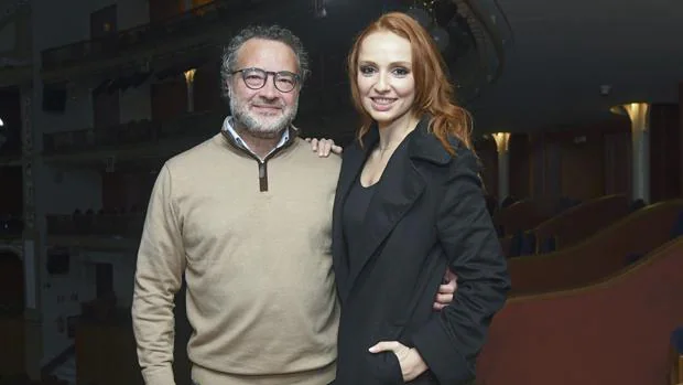 La actriz Cristina Castaño, con el director del Gran Teatro, Ramón López