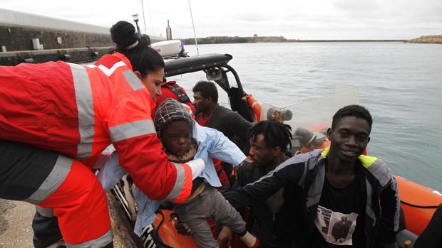 Una voluntaria de Cruz Roja participa en el rescate de una patera con un niño en Tarifa