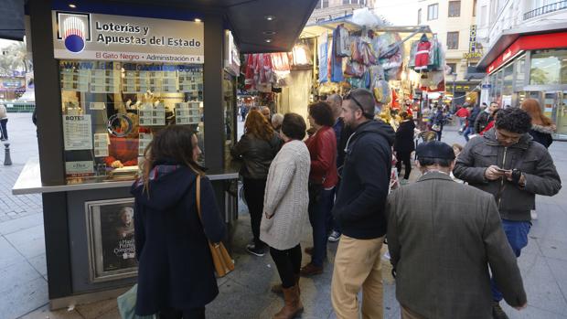 Compradores a última hora de este jueves en una administración del Centro de Córdoba