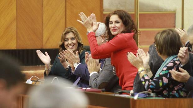 Miembros del Gobierno andaluz aplauden en el Parlamento tras la aprobación de los presupuestos 2017