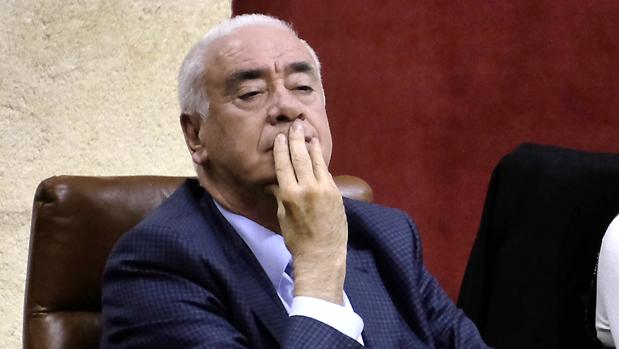 El exconsejero Luciano Alonso durante su última sesión como parlamentario andaluz