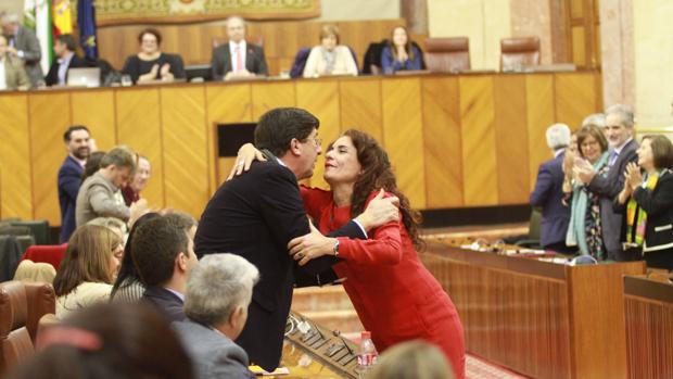 Juan Marín felicita a María Jesús Montero tras la aprobación del Presupuesto 2017 ayer en el Parlamento