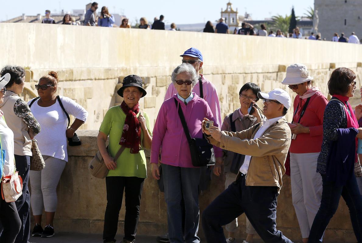 Turistas en el Puente Romano