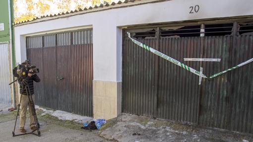 La entrada de la cochera donde ha tenido lugar el trágico suceso