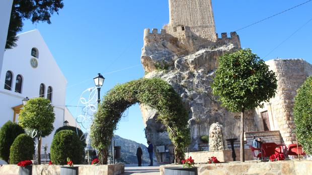 Plaza al pie del castillo de Zuheros