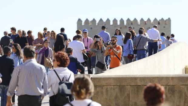 Turistas en Córdoba en el puente de Todos los Santos