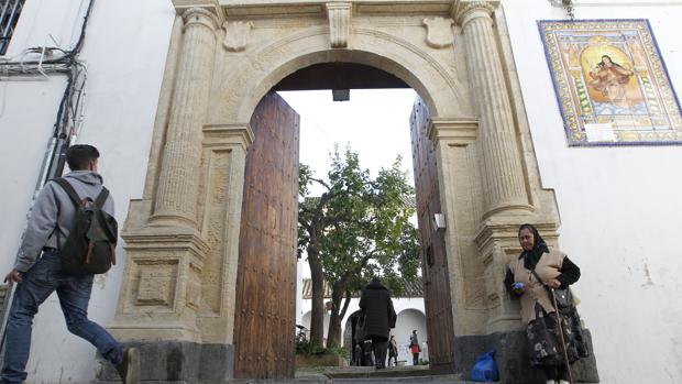 Entrada al convento de clarisas de Santa Cruz