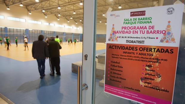 Interior del polideportivo de Fidiana con actividad