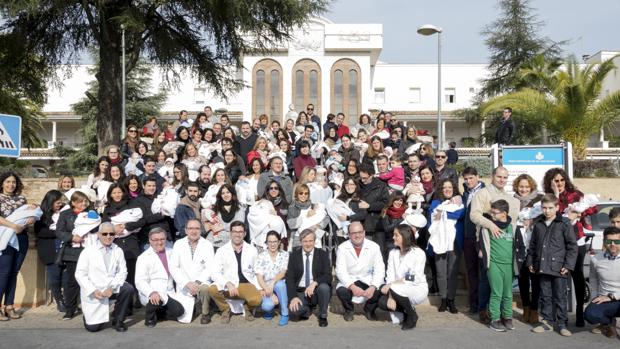 Foto de familia de los recién nacidos ante el Hospital San Juan de Dios