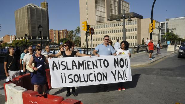 Protestas por el aislamiento ante la falta de una línea de matro en Málaga