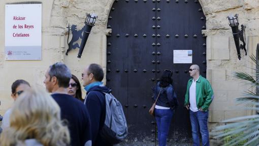 Turistas a las puertas del Alcázar, cerrado