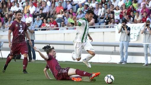 Vera conduce el esférico frente al Lorca