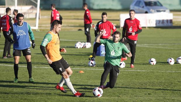 Luso es presionado por Rodri durante un entrenamiento