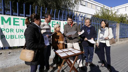 Concejales del PP junto a la plataforma Metrotrén Ya