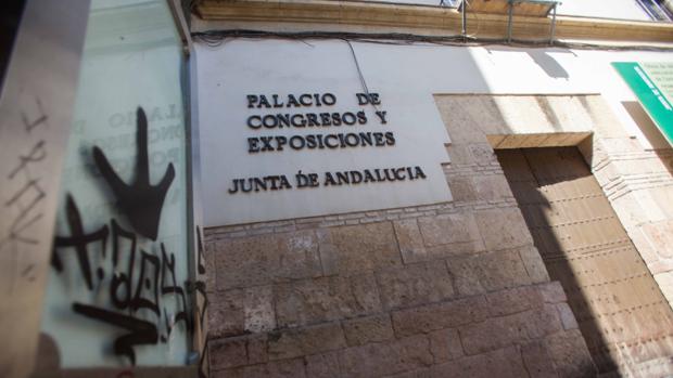 El Palacio de Congresos con el entorno degradado y la puerta cerrada