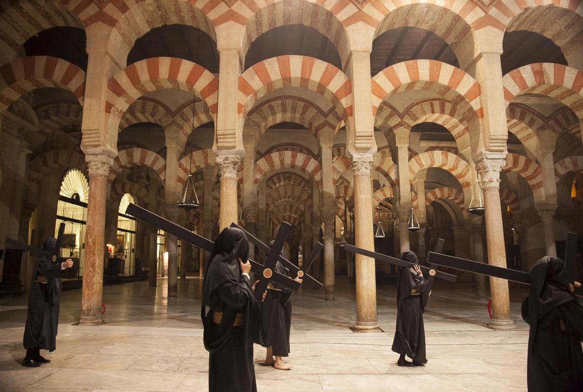 Nazarenos del Santo Sepulcro en el interior de la Mezquita-Catedral