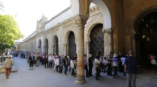 Cola para acceder a la Mezquita-Catedral