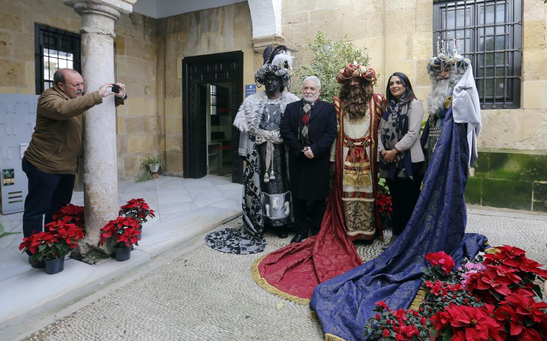 La concejala Carmen González (PSOE), junto a los Reyes Magos en Orive