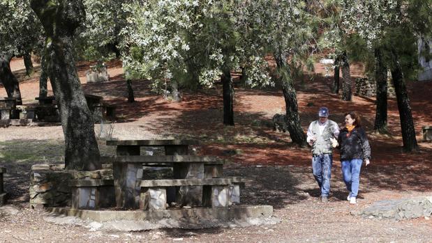 Una pareja pasea por el Parque Periurbano de Los Villares