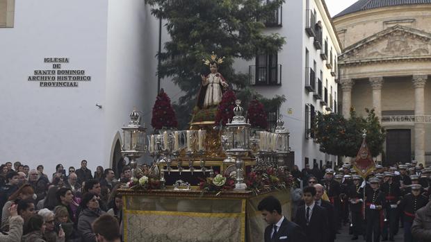 Procesión con la imagen del Niño Jesús de la Compañía