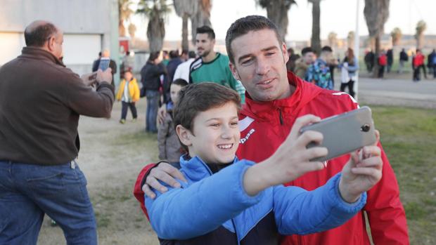 El entrenador del Córdoba, Luis Carrión, se hace un selfie con un aficionado