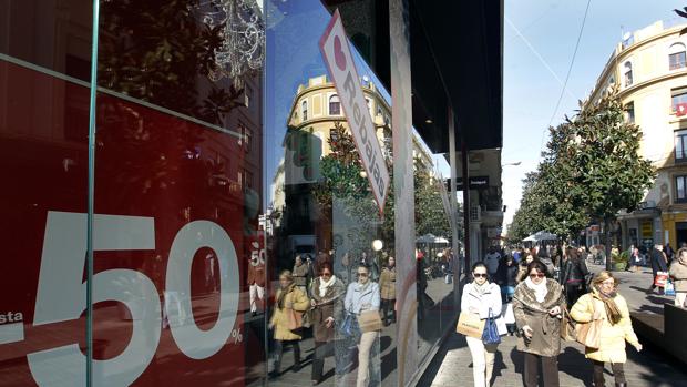 Un comercio del Centro de Córdoba durante las rebajas de enero