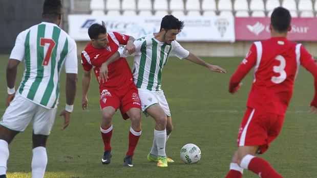 Alberto Quiles intenta avanzar con la pelota