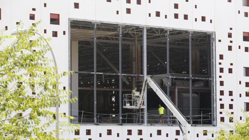 Operarios en el recinto del Parque Joyero