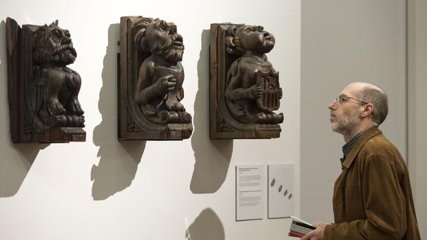 Un visitante observa unas ménsulas de artesonado mudéjar procedentes del convento de la Merced en el Museo de Málaga