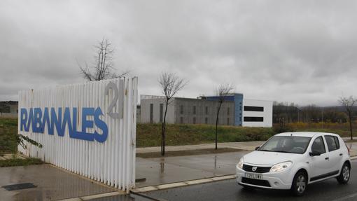 Un coche, delante de la entrada al parque