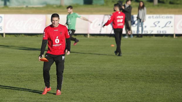 Luis Carrión, entrenador del Córdoba, en un entrenamiento