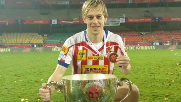 Javi Lara, con el título de campeón en India, en su último partido oficial