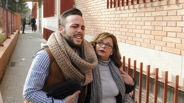 Cristian Menacho y su madre, Ángeles Muñoz, a la salida del juzgado