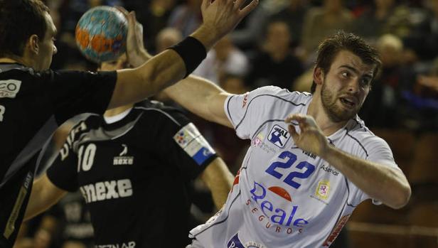 Leo Almeida, en un partido durante su etapa en el Ademar León