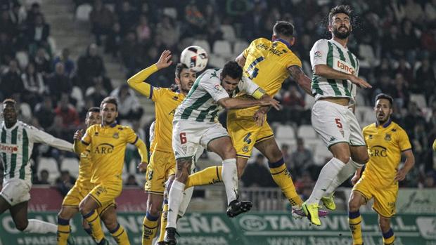 Luso y Cisma pelean un balón por alto