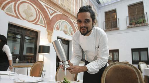 Un profesional de la restauración se emplea en la preparación de un plato