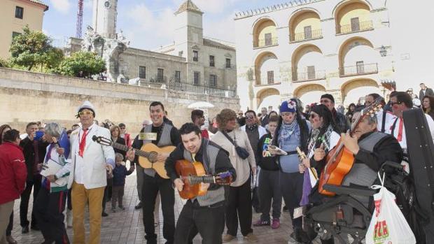 Fiesta callejera del Carnaval junto a la Puerta del Puente