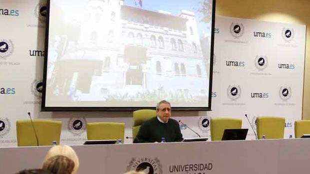 El rector de la UMA, José Ángel Narváez, en rueda de prensa