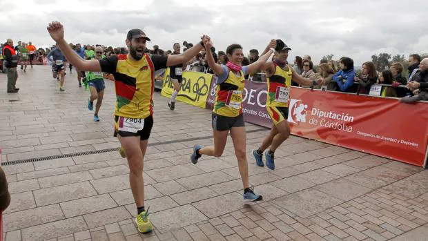 Varios atletas entran unidos a la meta de la Media Maratón de Córdoba