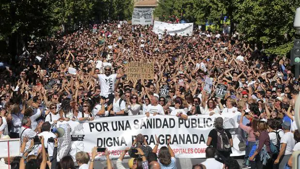 Una de las primeras manifestaciones de la marea blanca andaluza tuvo lugar en Granada