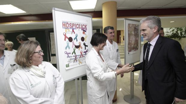 Aquilino Alonso, consejero de Salud, en el Hospital Virgen del Rocío